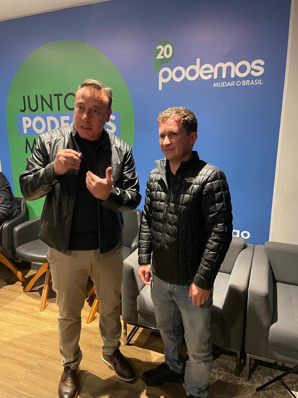 Rodrigo Estacho e Cristiano Santos lado a lado durante encontro do Podemos